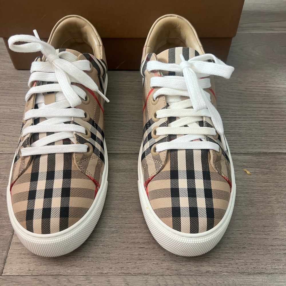 Women’s Burberry low top sneakers